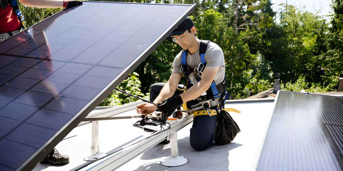 How to Clean and Maintain Solar Panels to Achieve Maximum Output